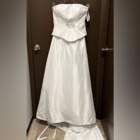 Dresses & Skirts - Elegant White Strapless Gown